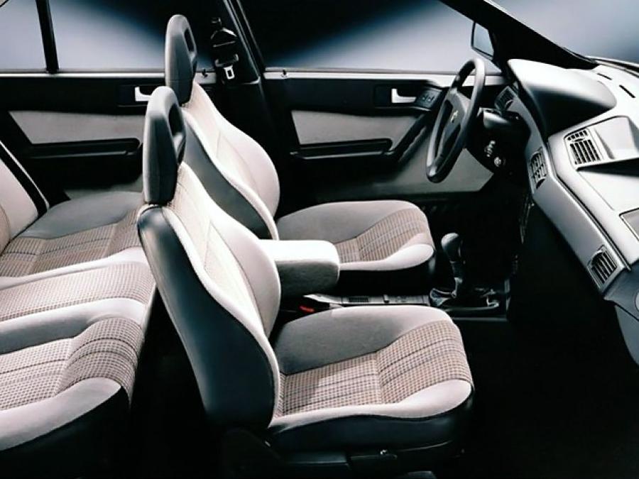 Интерьер Alfa Romeo 155 (167) 1992 года  (фото 7 из 7)